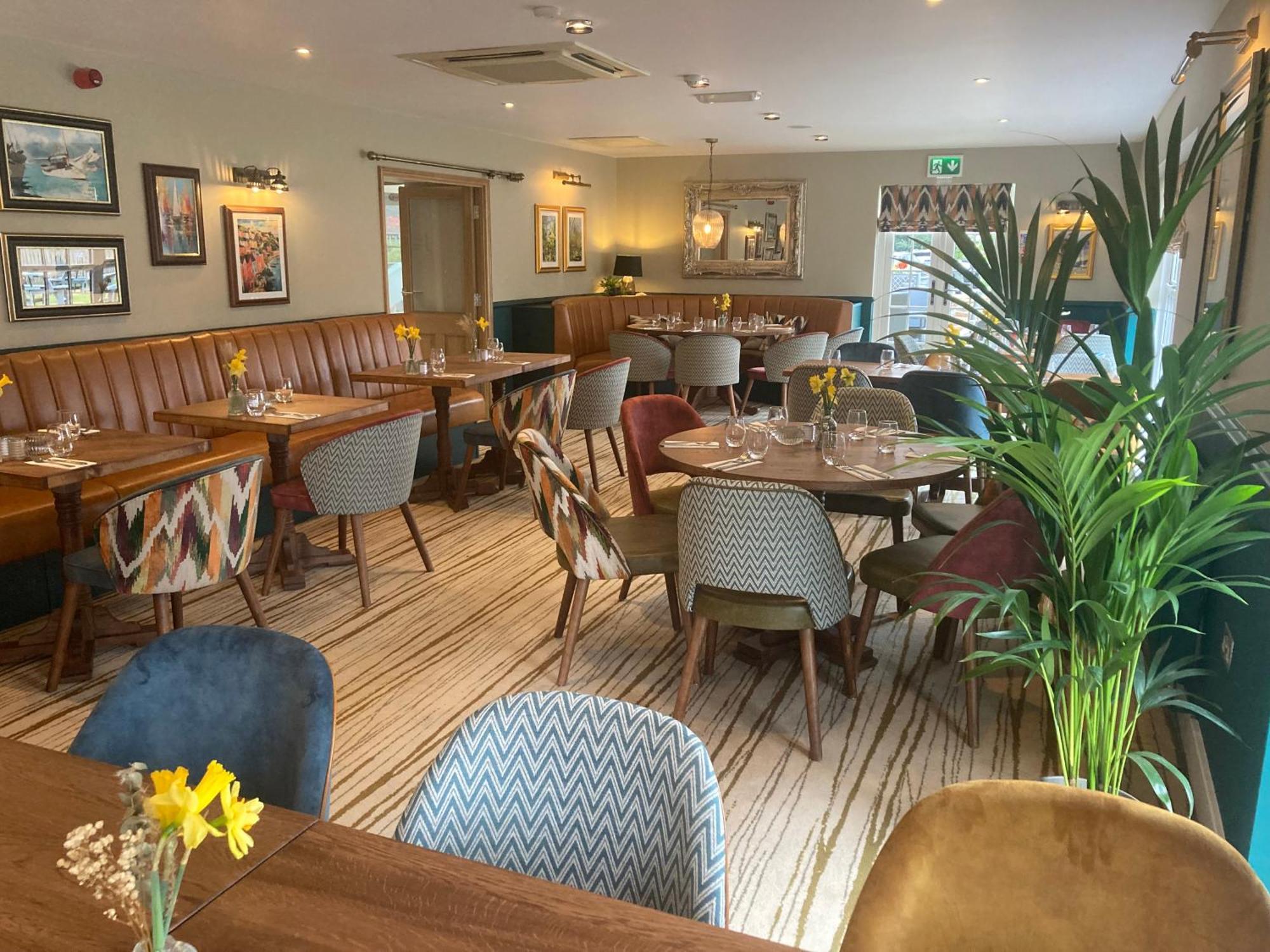 The Britannia Inn & Waves Restaurant St Austell Exterior foto